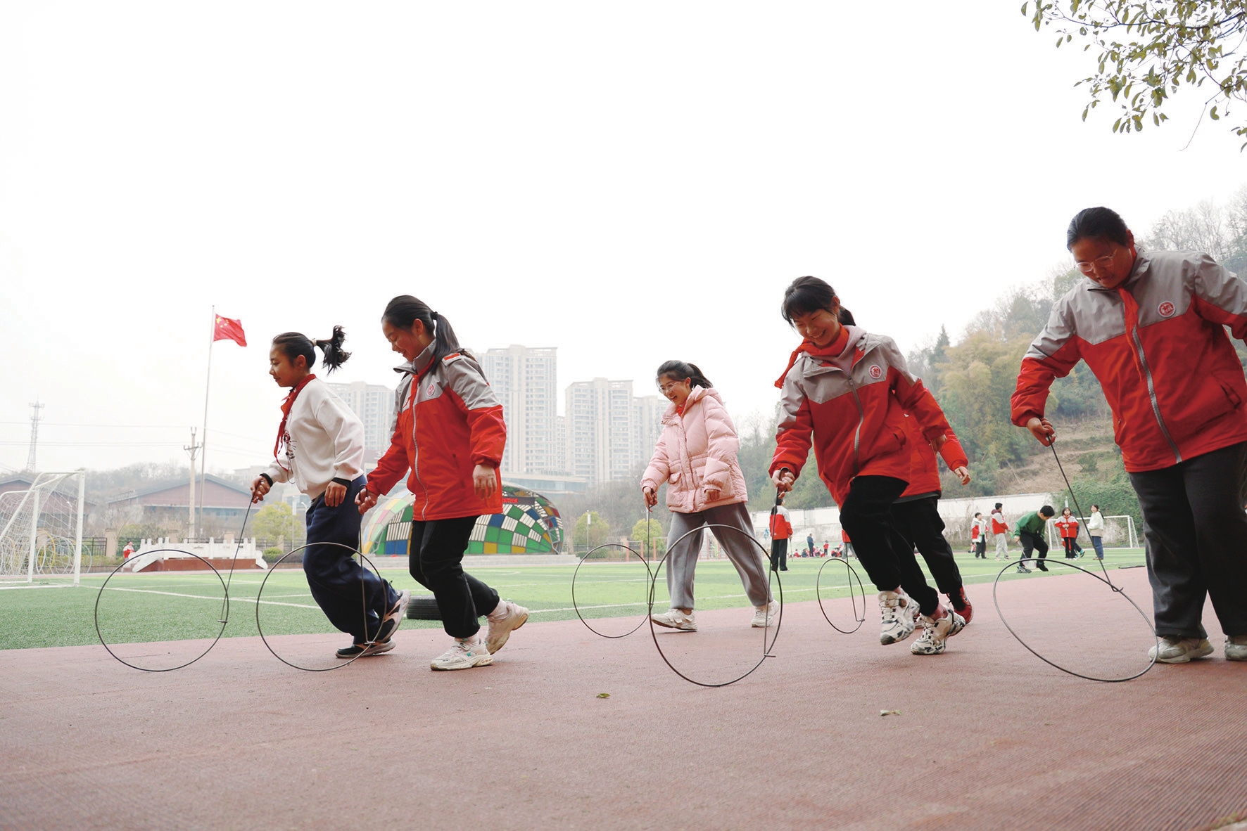 该校把滚铁环,跳皮筋,打陀螺,丢手绢等活动引入课间,让传统游戏在校园