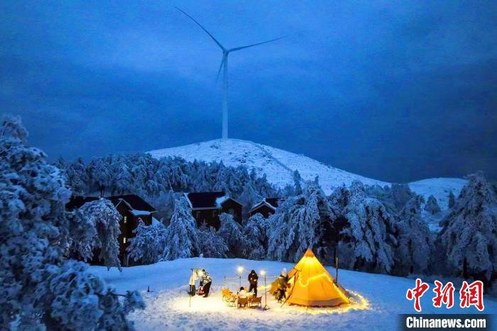 百里荒梦幻般的雪景。秦先寿 摄
