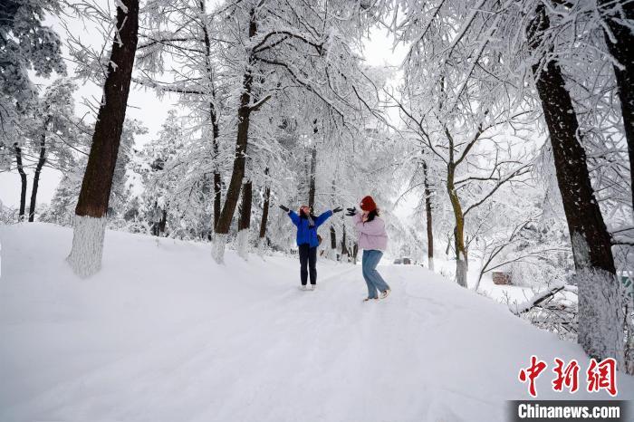 游客在百里荒赏雪。秦先寿 摄