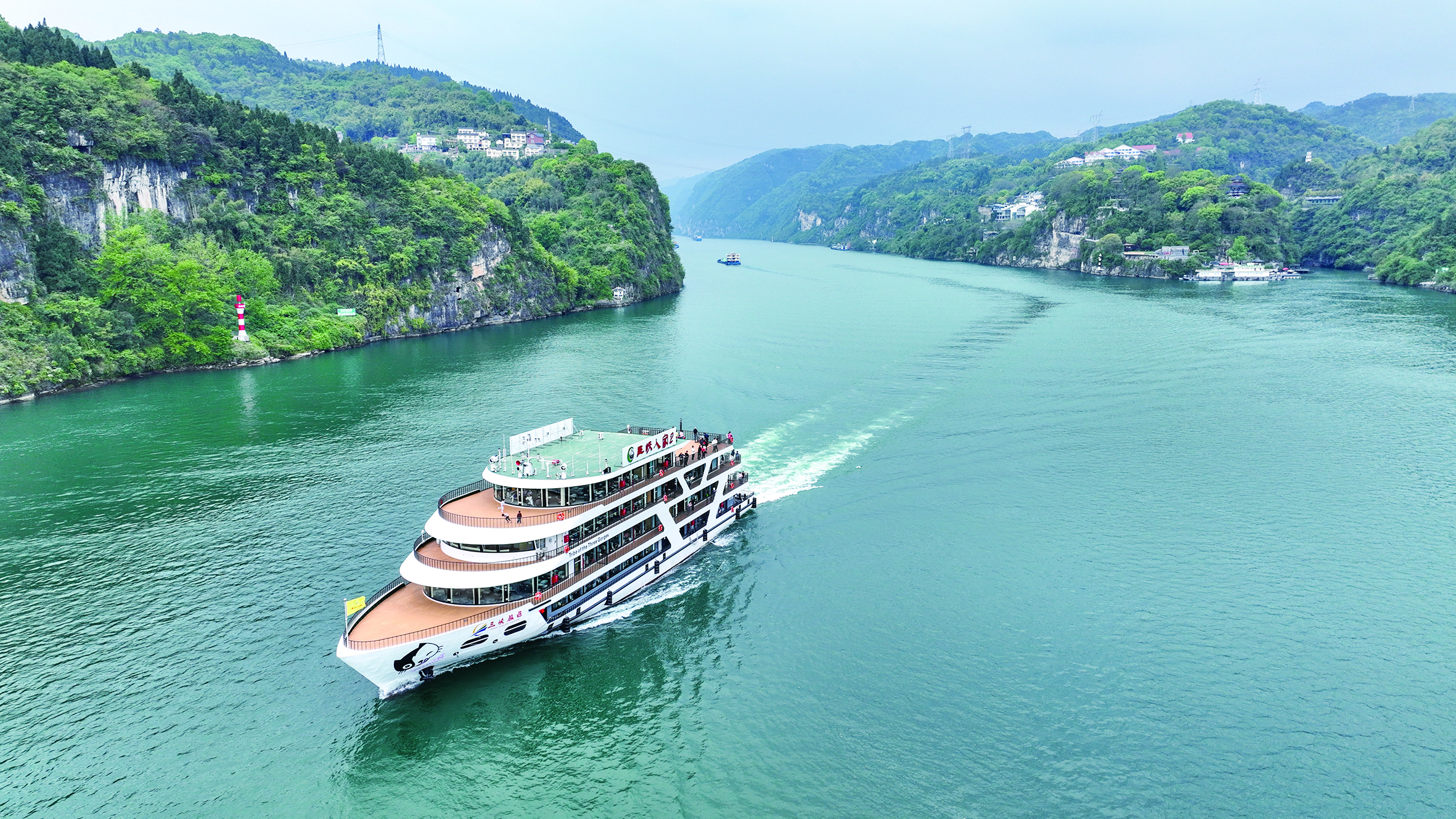 记者 林潇 摄4月6日,游客在网红打卡地莲沱大桥旁的莲沱畔游玩.