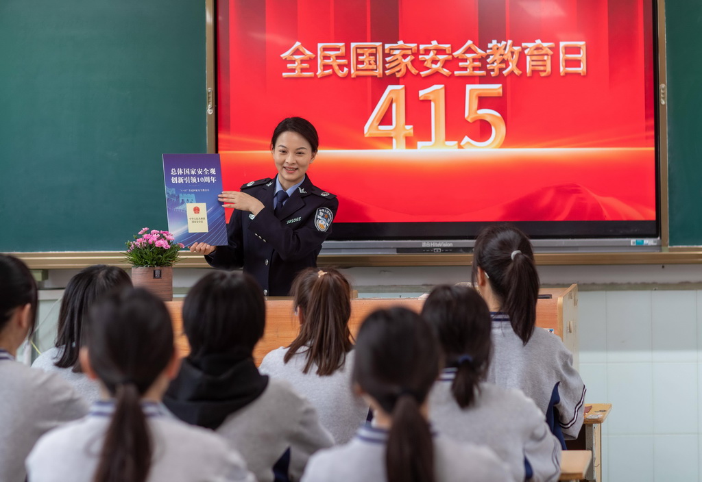 新华社发(周社根摄)4月13日,民警在河北省邢台市内丘县内丘中学给学生