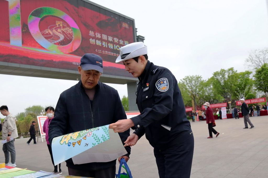 4月13日,民警在河北省邢台市内丘县内丘中学给学生们讲解禁毒知识.
