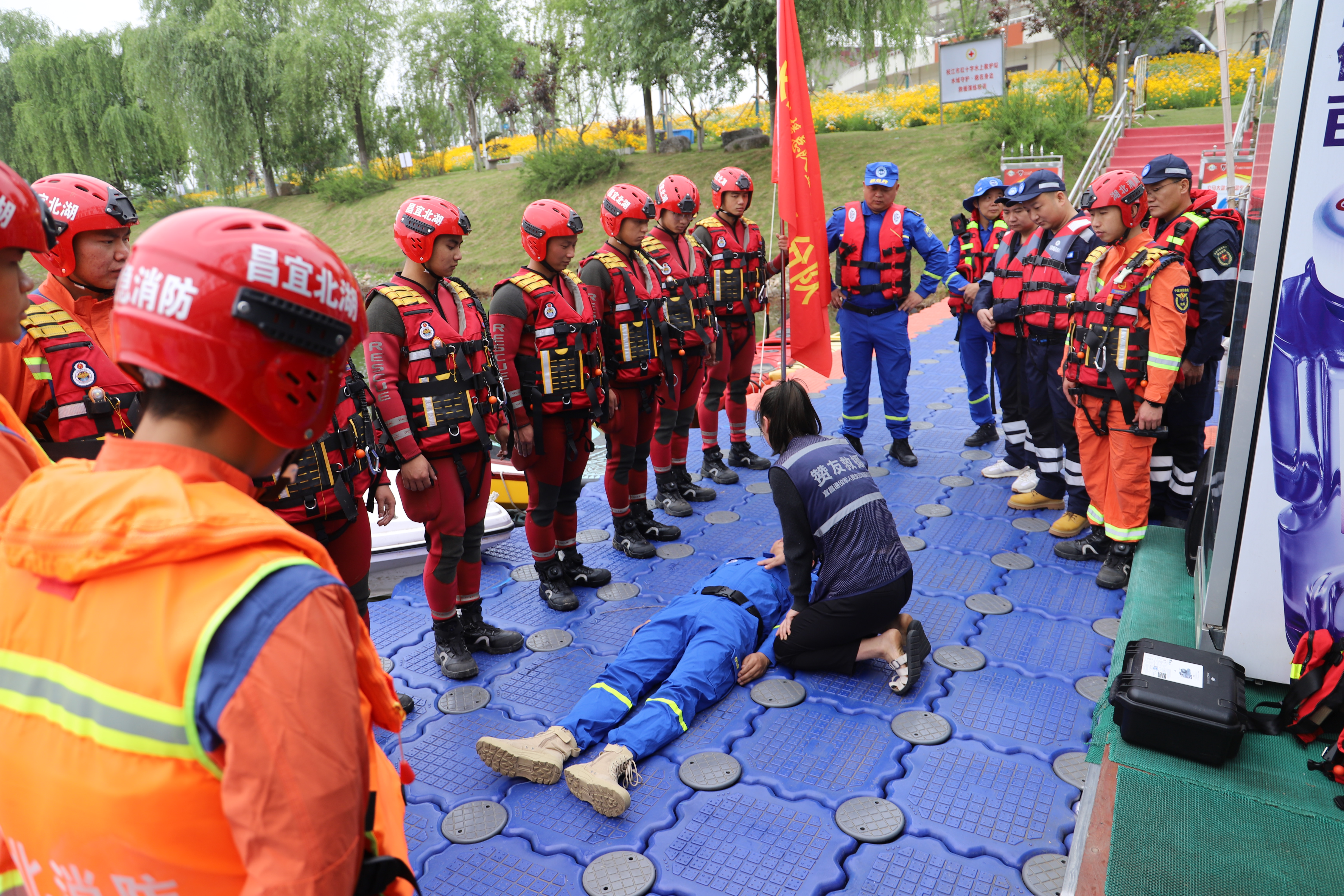 —枝江消防联合蓝天救援队开展水域救援实战