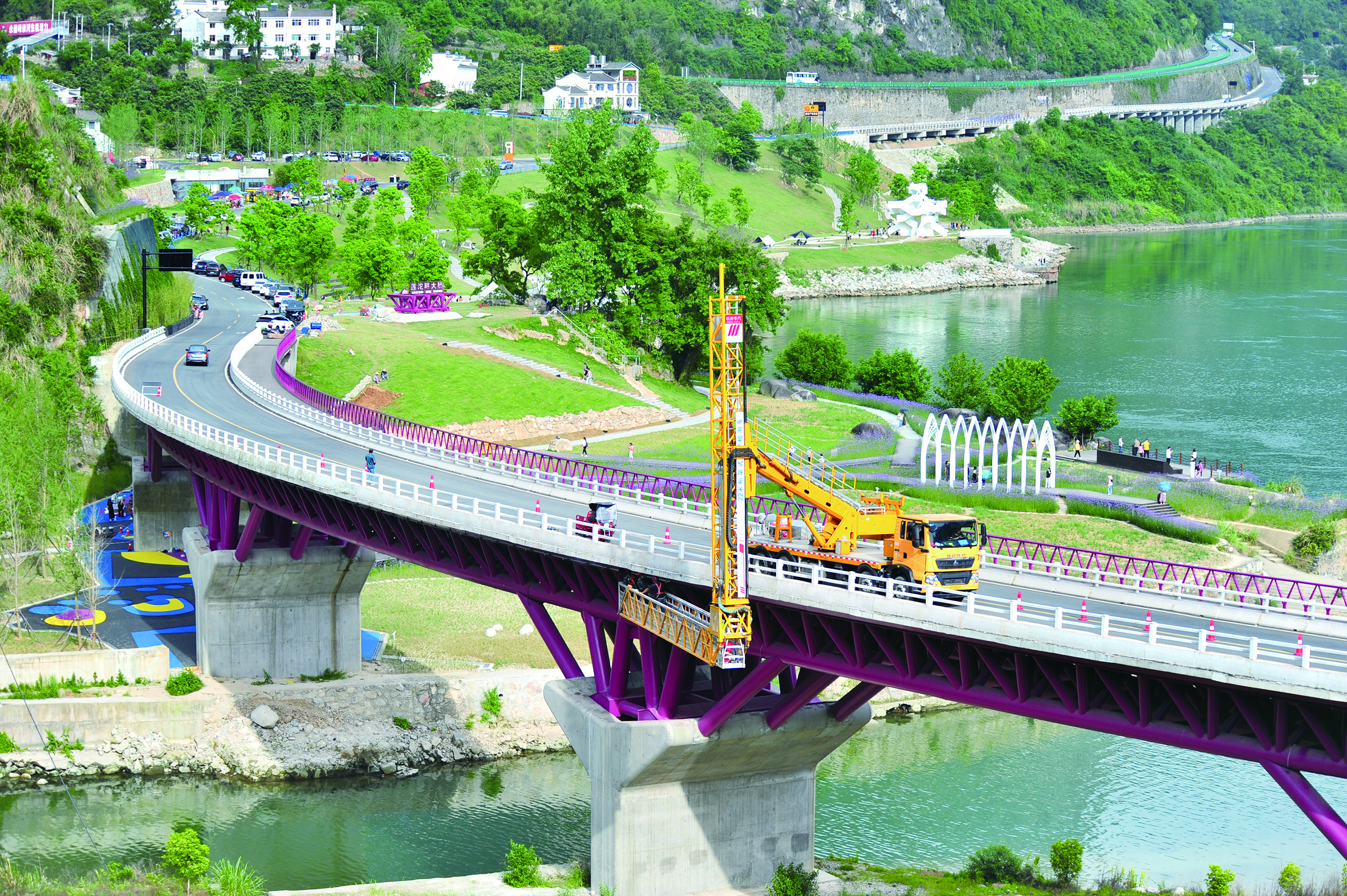 莲沱畔大桥接受"健康体检"