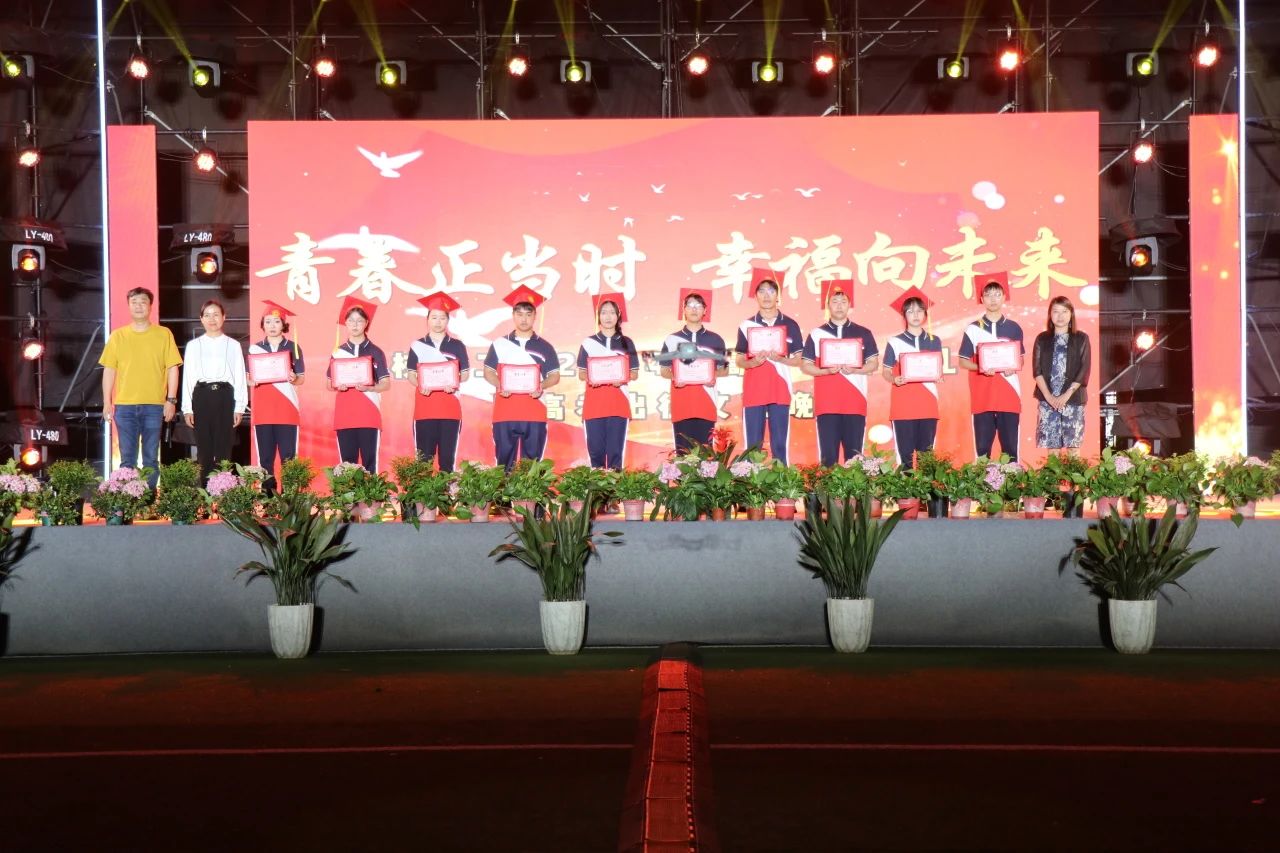100名学生荣获"优秀毕业生"光荣称号,枝江二中副校长曹进军宣读获表彰