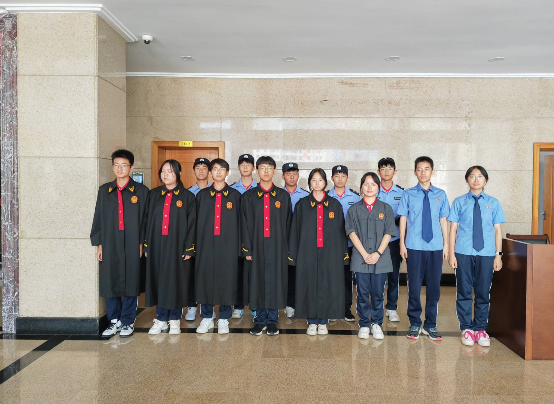 兴山实验中学学生走进县人民法院开展模拟法庭活动