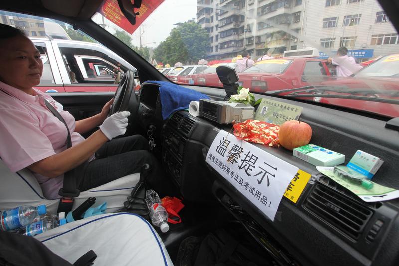 总有一种温暖 让我们难以忘怀 ——宜昌"出租车免费接送高考生"二十年