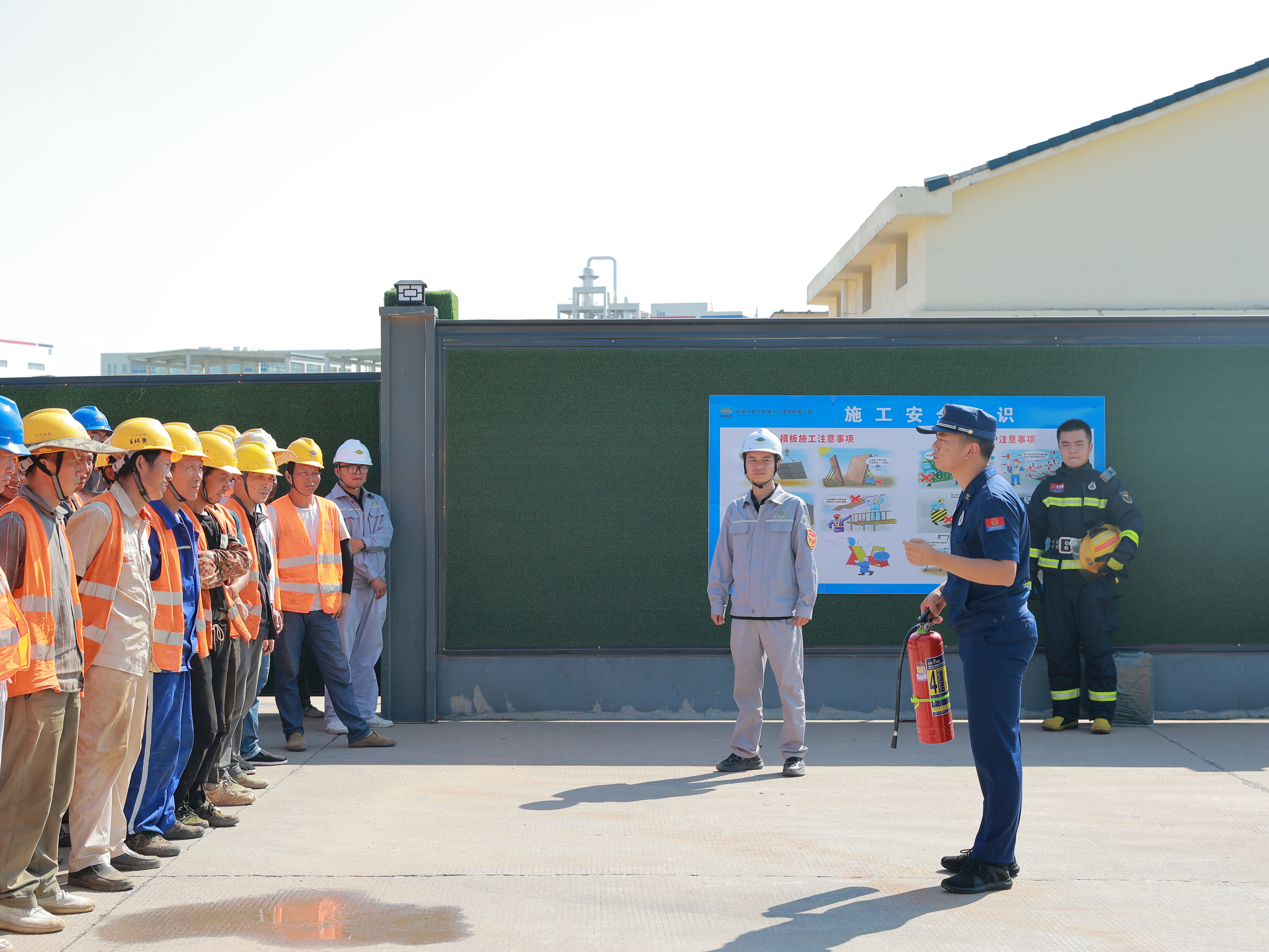 猇亭消防:多措并举 扣紧在建工地"安全帽"