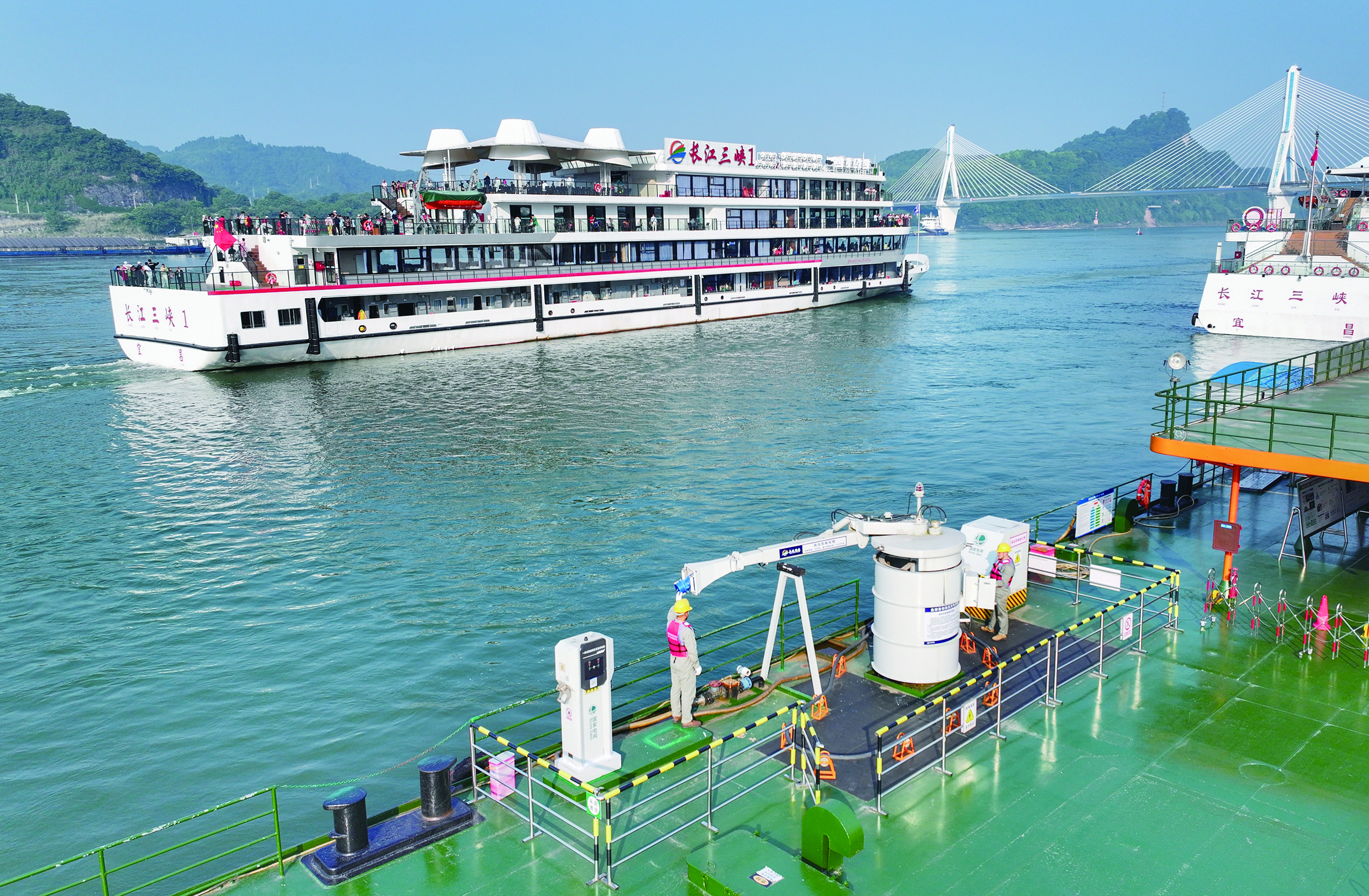 首页>本地>本地>正文>日前,纯电动旅游船"长江三峡1"号驶离后,国网