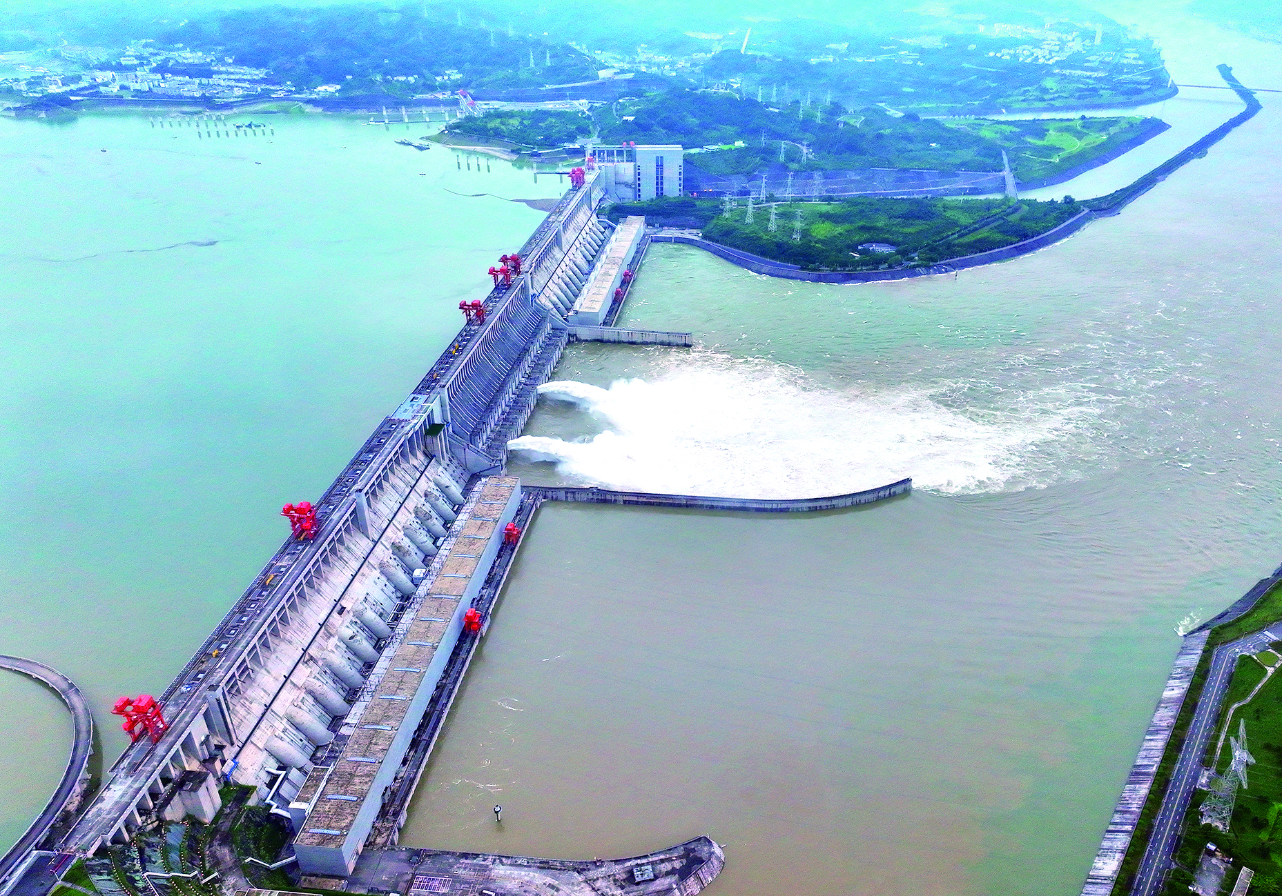 三峡水库今年首次开闸泄洪 为拦洪削峰做好准备