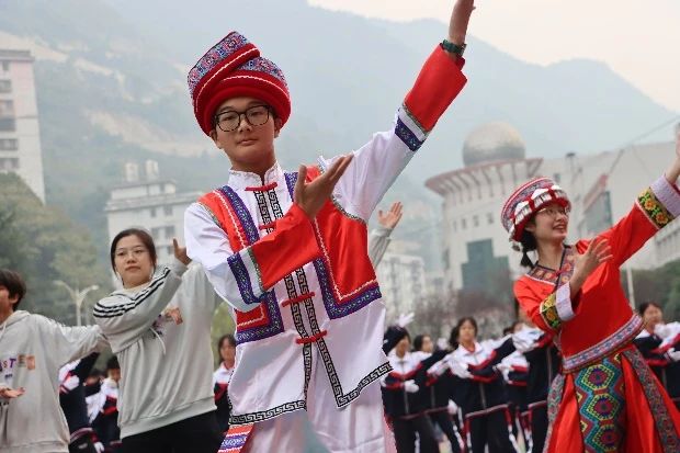 长阳二中:特色引路育桃李 校园逐梦展风采