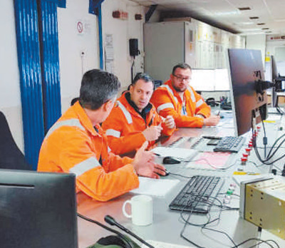 马特科维奇(中)在热轧车间中控室内与同事交流。 以上图片均为本报记者谢亚宏摄