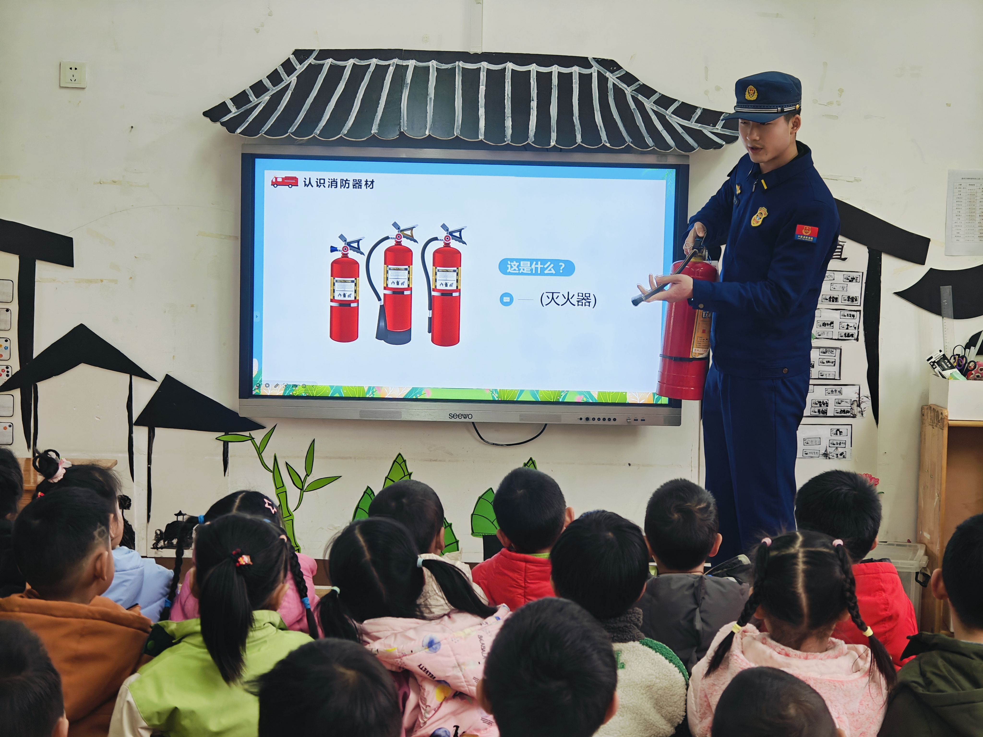 猇亭：护航安全新学季，齐学消防第一课为做好幼儿消防安全教育工作，2月