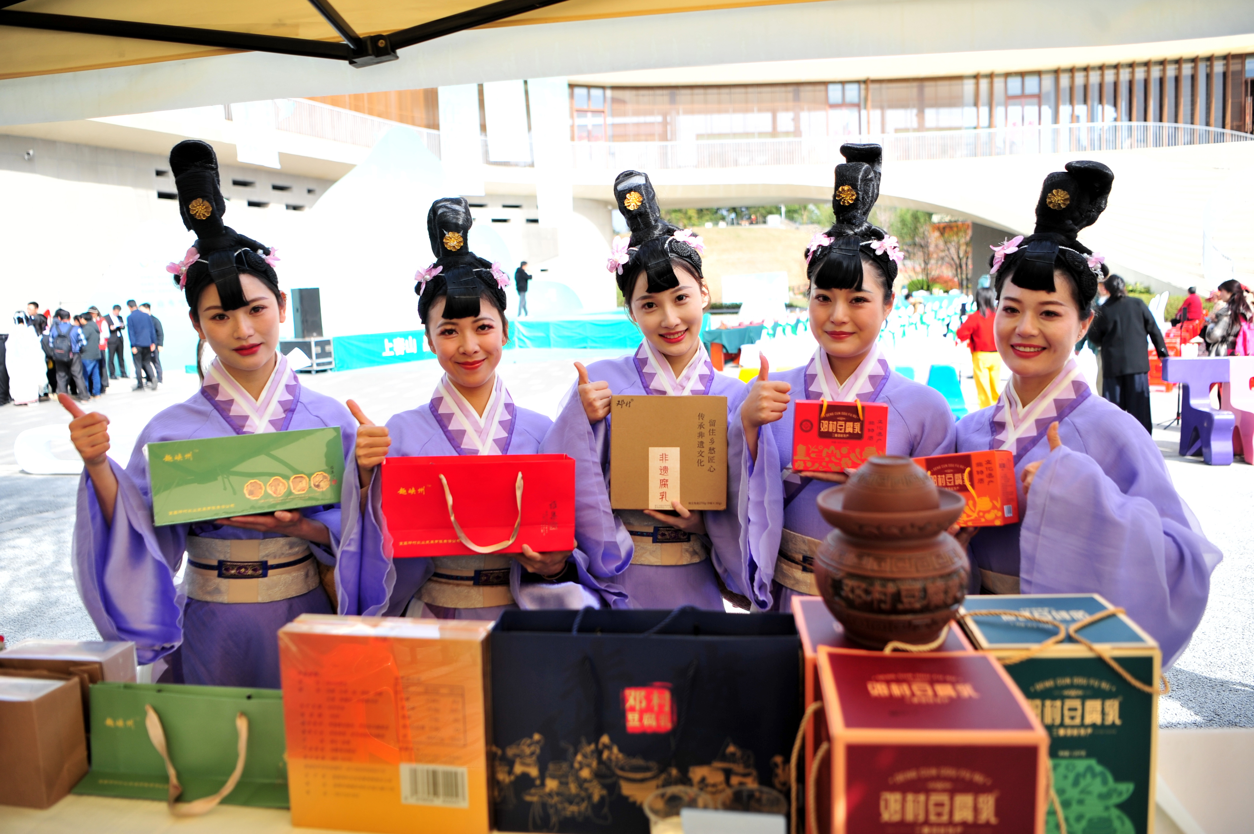 湖北夷陵：邓村茶经故里舞春PG电子入口色 一片茶叶“蝶变”一方产业(图2)