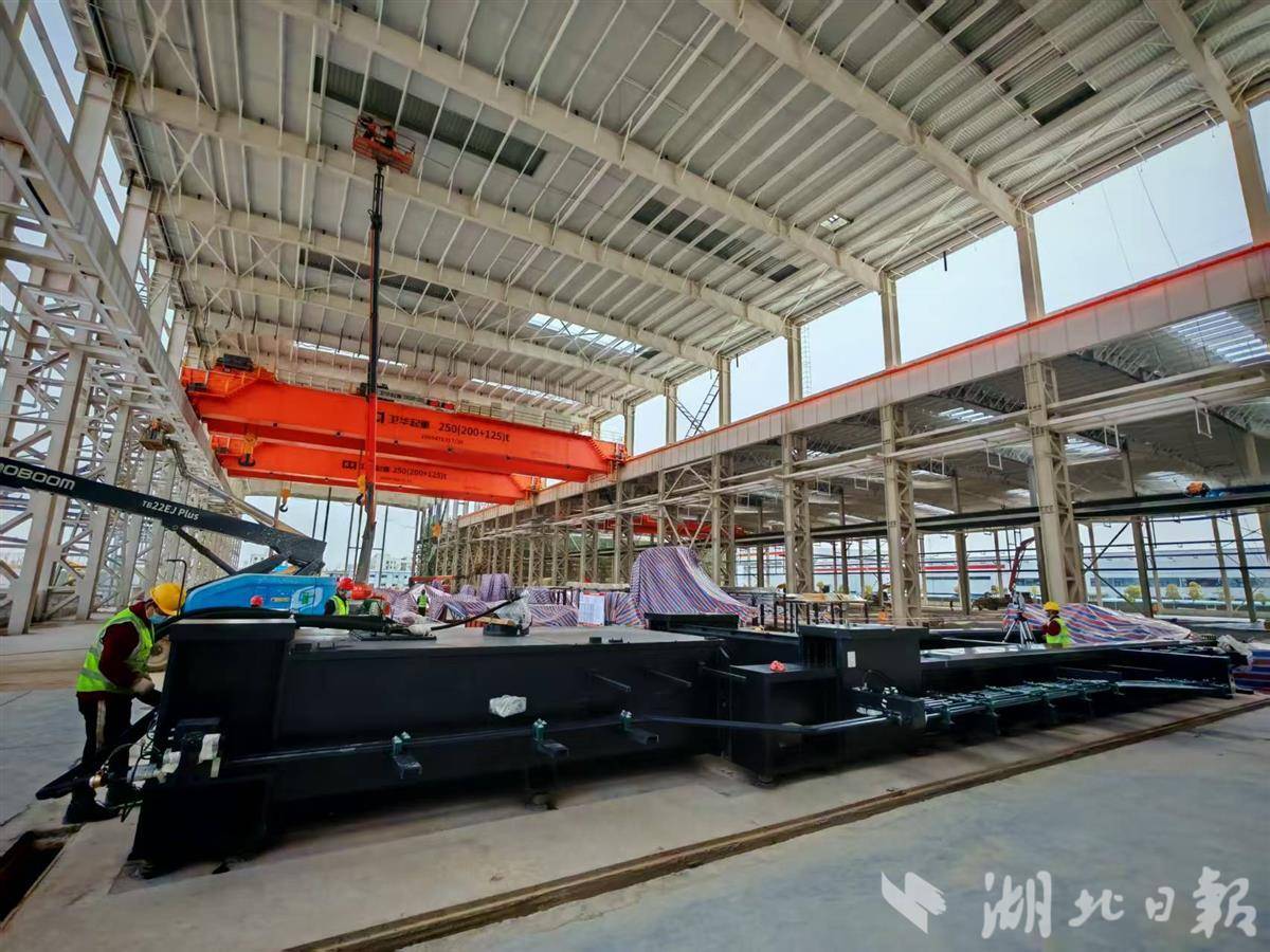 压铸机机架正在安装。（湖北日报全媒记者戴文辉摄）