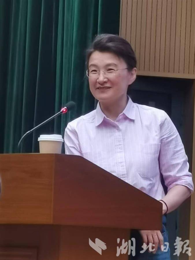 4月19日,董倩在江汉大学与师生分享新作。湖北日报全媒记者包东喜摄