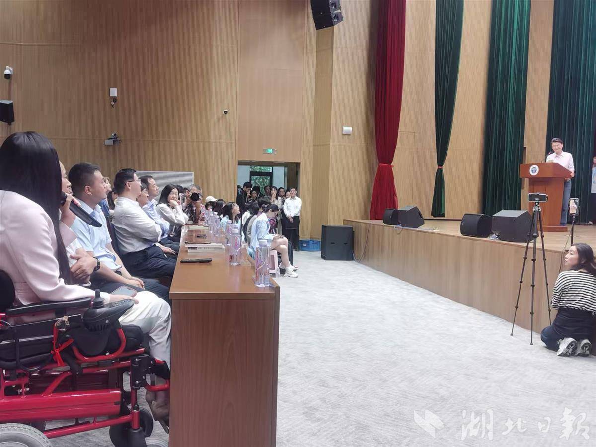 4月19日,江汉大学“阅读,抵达世界的另一种方式”主题分享会现场。湖北日报全媒记者包东喜摄