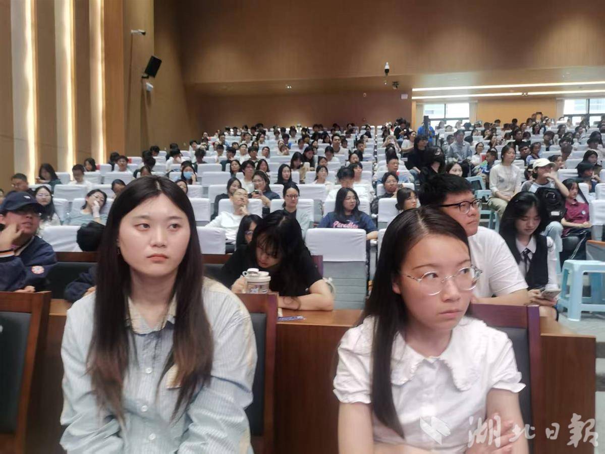 4月19日,江汉大学师生认真聆听董倩分享。湖北日报全媒记者包东喜摄