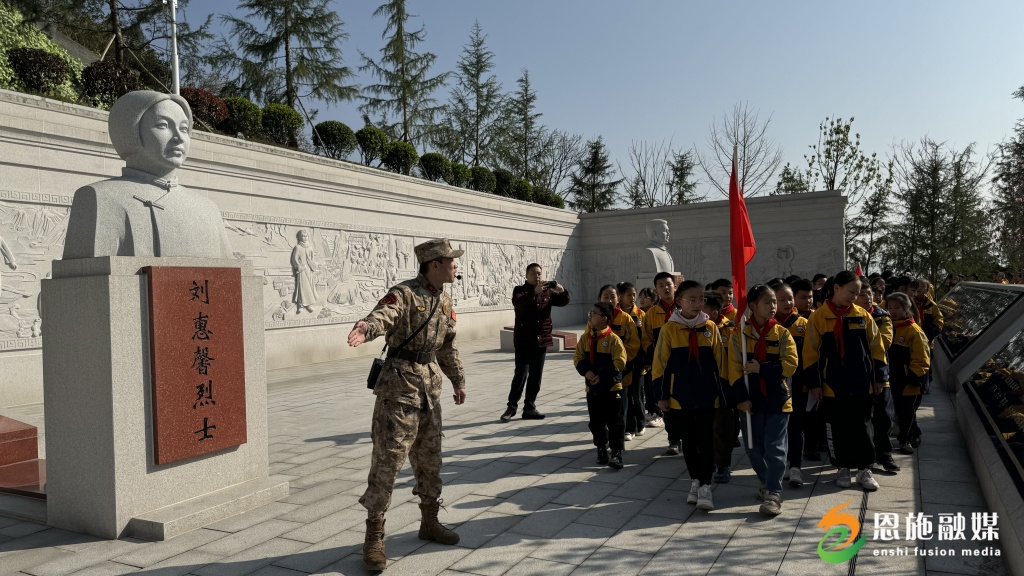 何功伟民兵连民兵在恩施烈士陵园为研学的学生进行讲解.jpg