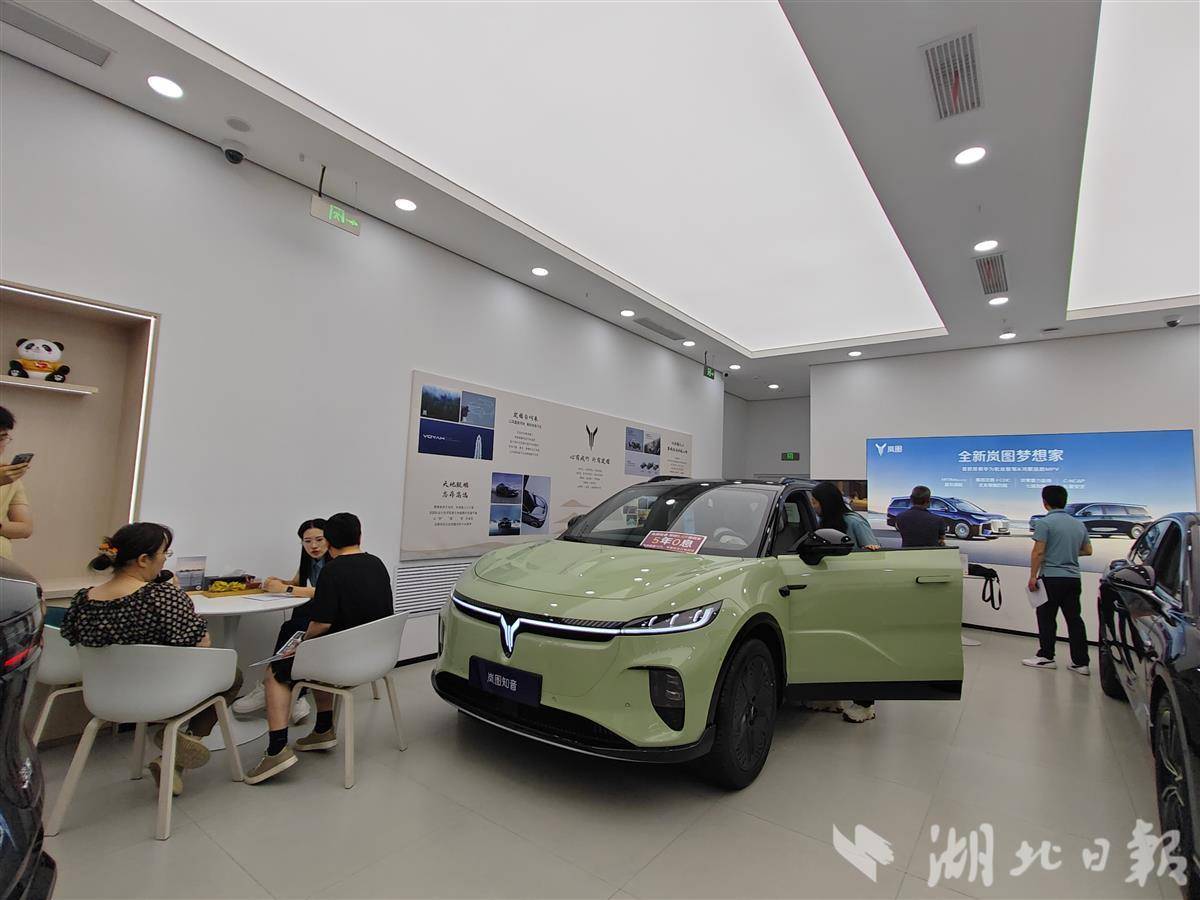 岚图汽车武昌万象城门店（左晨摄）