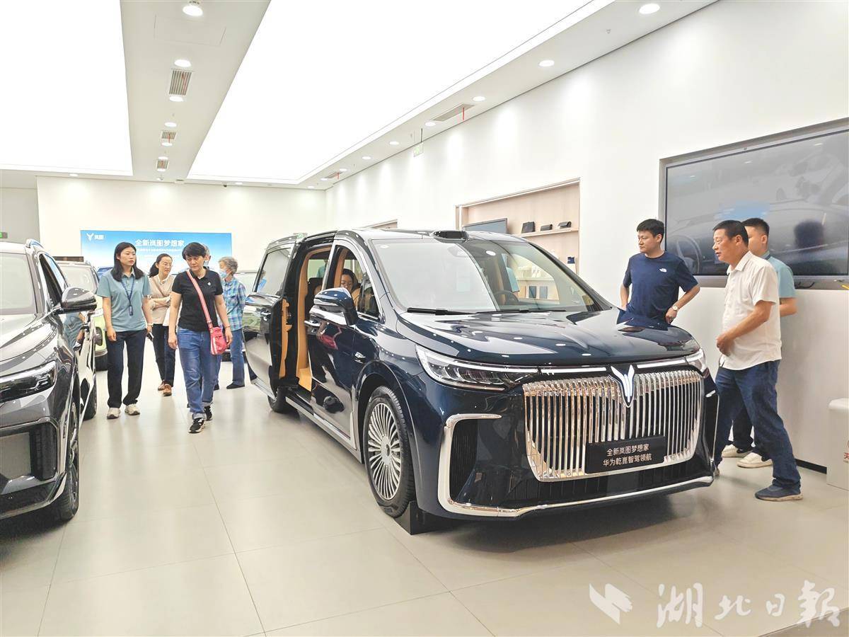 岚图汽车武昌万象城门店（左晨摄）