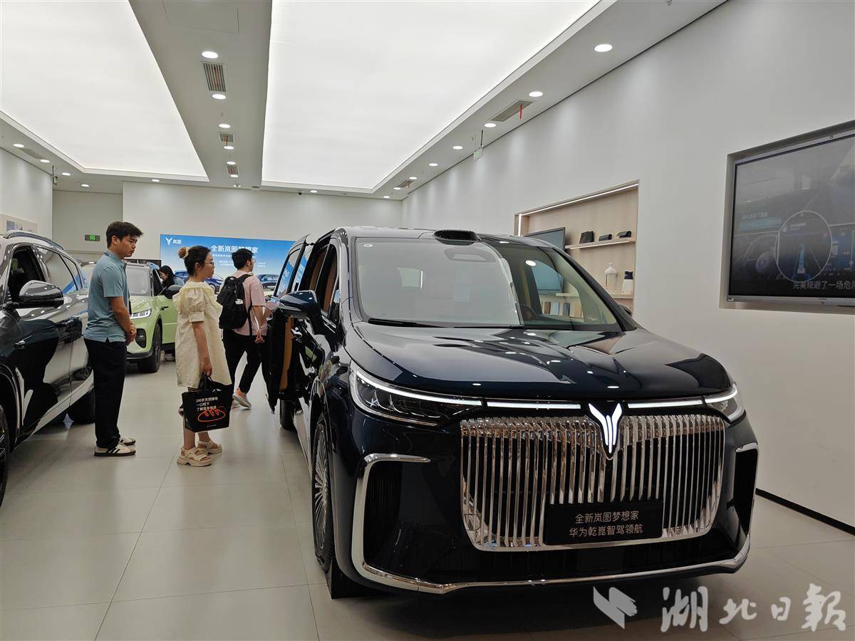 岚图汽车武昌万象城门店（左晨摄）