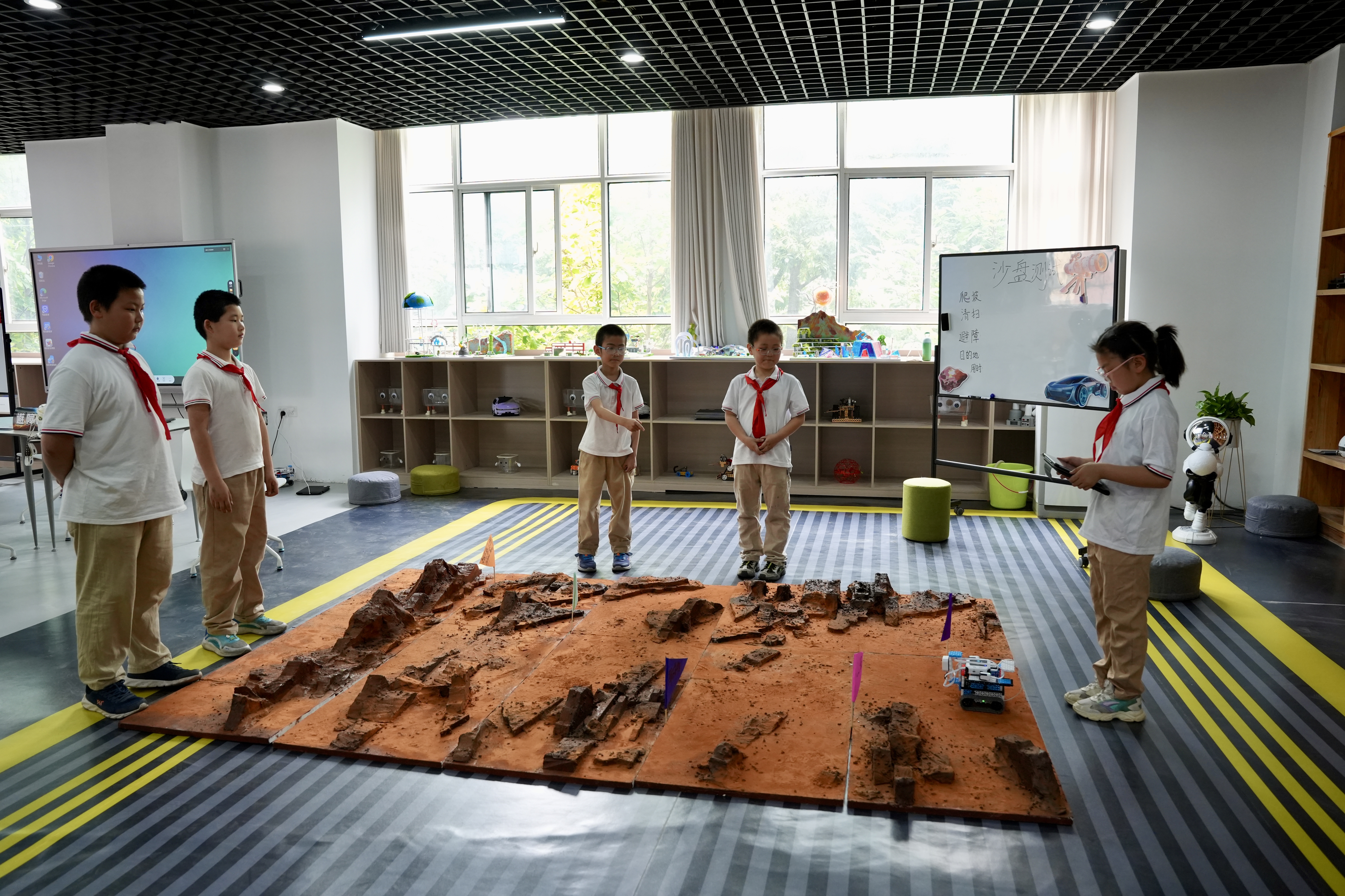 开云体育app小学生AI造火星车 银发族玩转无人机湖北数字教育“开挂”了(图2)