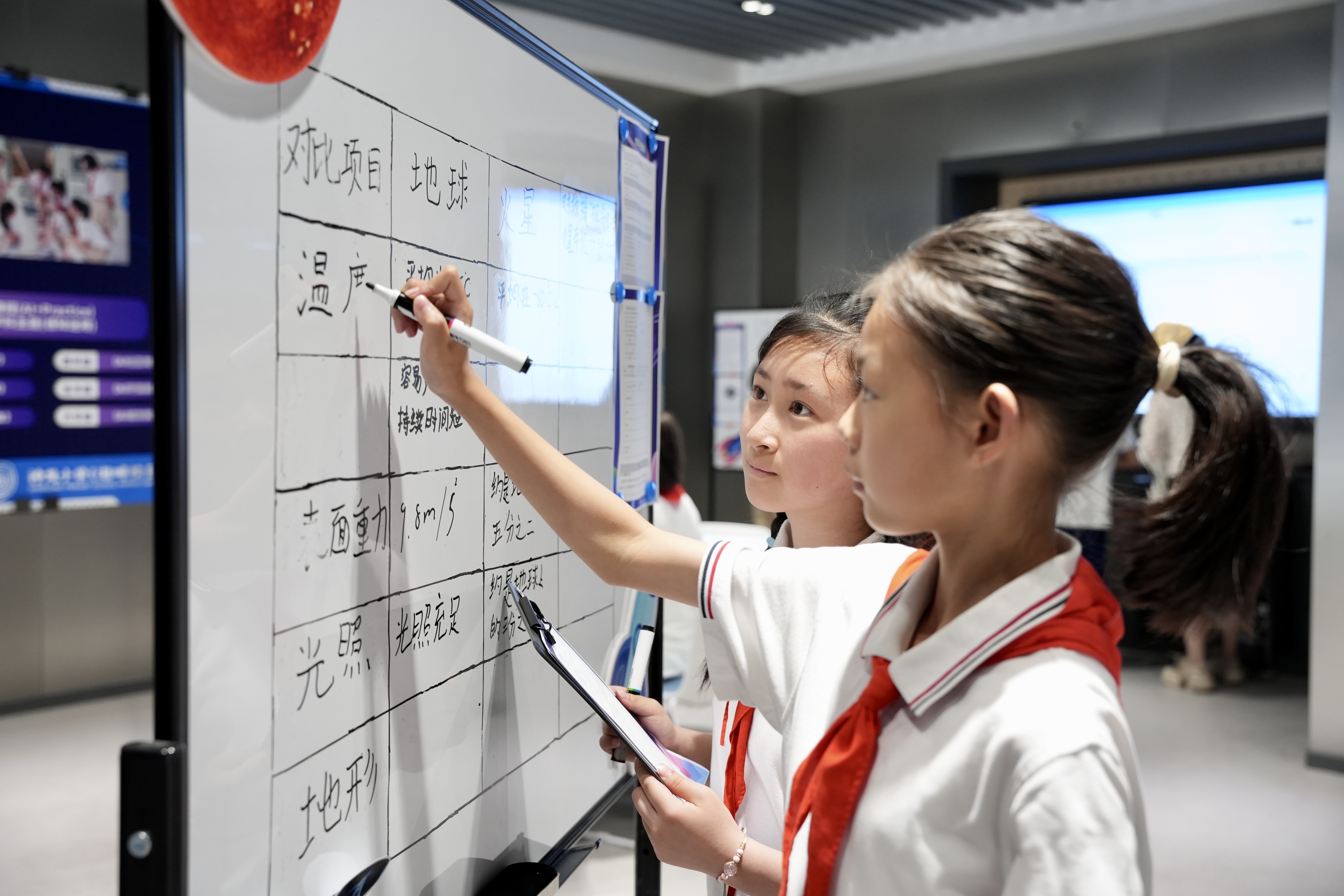 开云体育app小学生AI造火星车 银发族玩转无人机湖北数字教育“开挂”了(图1)
