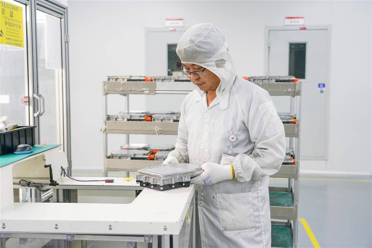 华工高理工人在赶PTC加热器订单。（湖北日报全媒记者 方桐 通讯员 蔡青阳 摄）