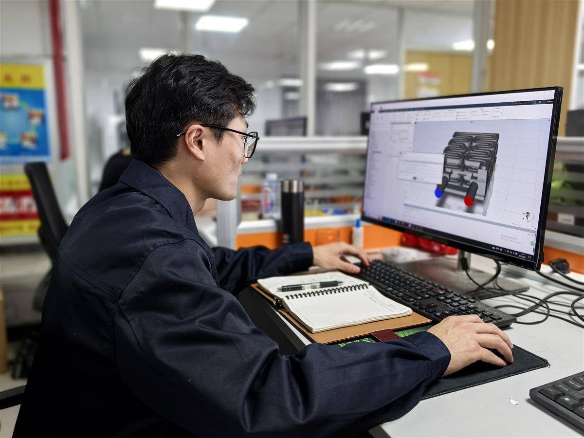 华工高理技术人员正在完善PTC加热器设计方案。（湖北日报全媒记者 方桐 通讯员 蔡青阳）