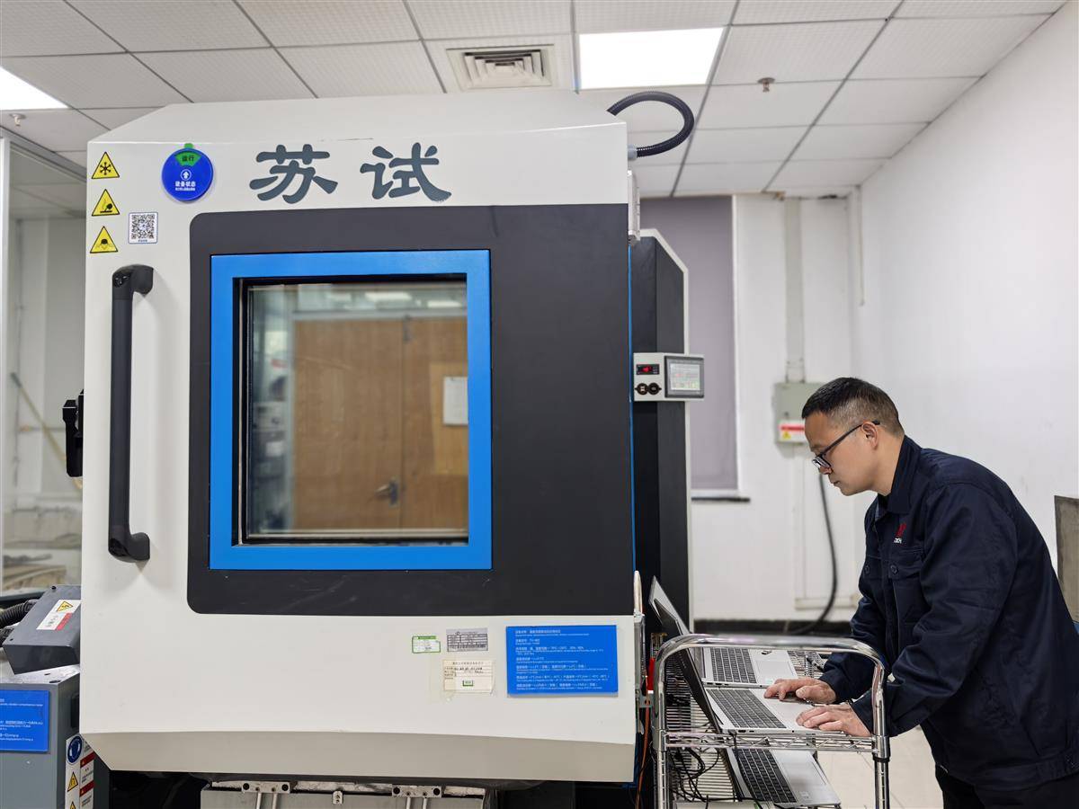 华工高理技术人员在测试PTC加热器器性能。（湖北日报全媒记者 方桐 通讯员 蔡青阳 摄）