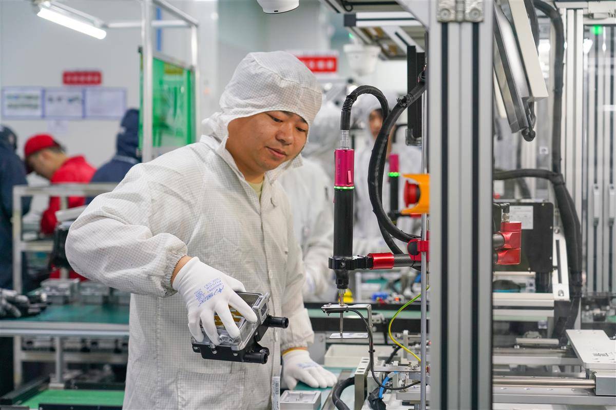 华工高理工人正在赶订单。（湖北日报全媒记者 方桐 通讯员 蔡青阳 摄）
