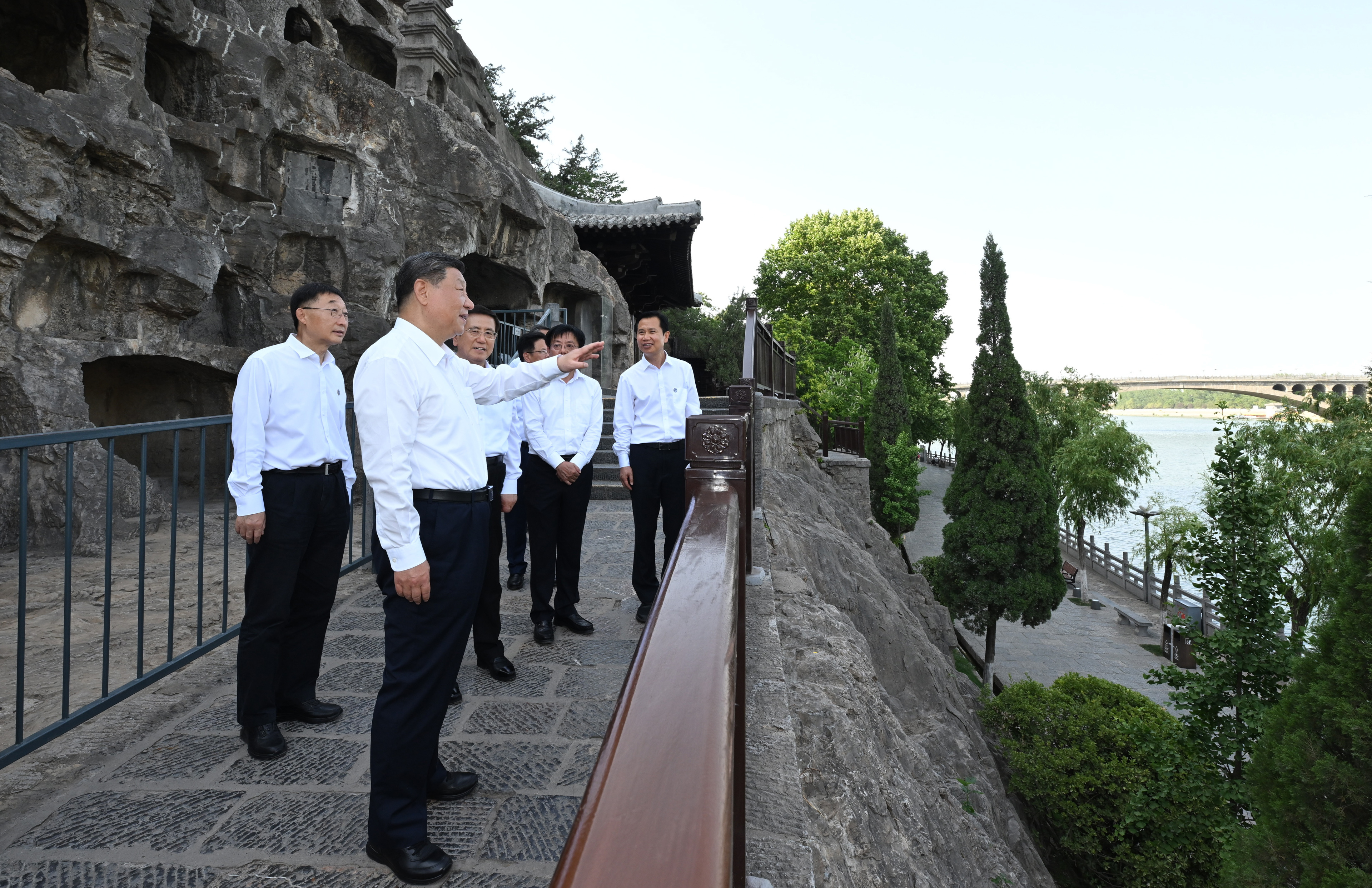 5月19日至20日，中共中央总书记、国家主席、中央军委主席习近平在河南考察。这是19日下午，习近平在洛阳龙门石窟考察。新华社记者 谢环驰 摄