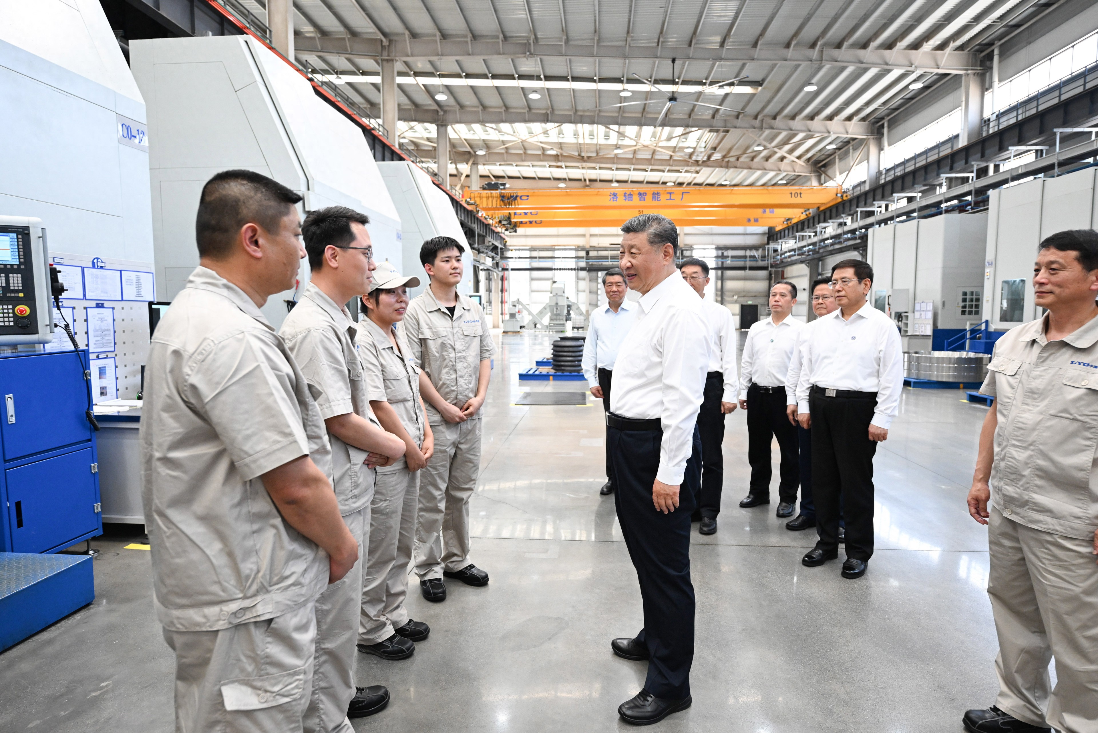 5月19日至20日，中共中央总书记、国家主席、中央军委主席习近平在河南考察。这是19日下午，习近平在洛阳轴承集团股份有限公司智能工厂考察时，同企业职工亲切交流。新华社记者 燕雁 摄