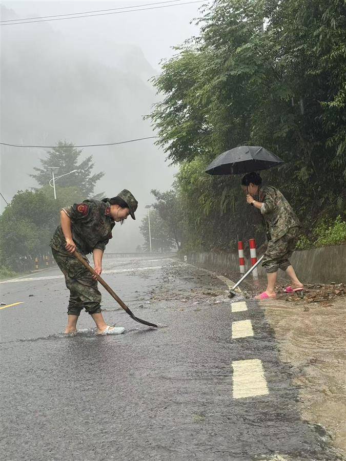 6月20日，贺英女子民兵连留驾班冒雨清理塌方碎石
