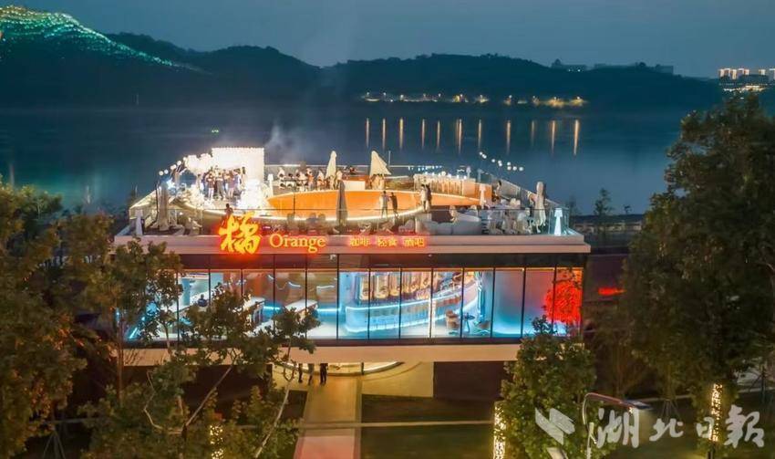 夜幕下，橘子元宇宙酒吧灯火通明，如梦似幻。