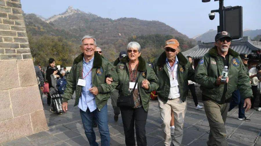 10月29日，莫耶（前右二）在北京八达岭长城参观。.jpg