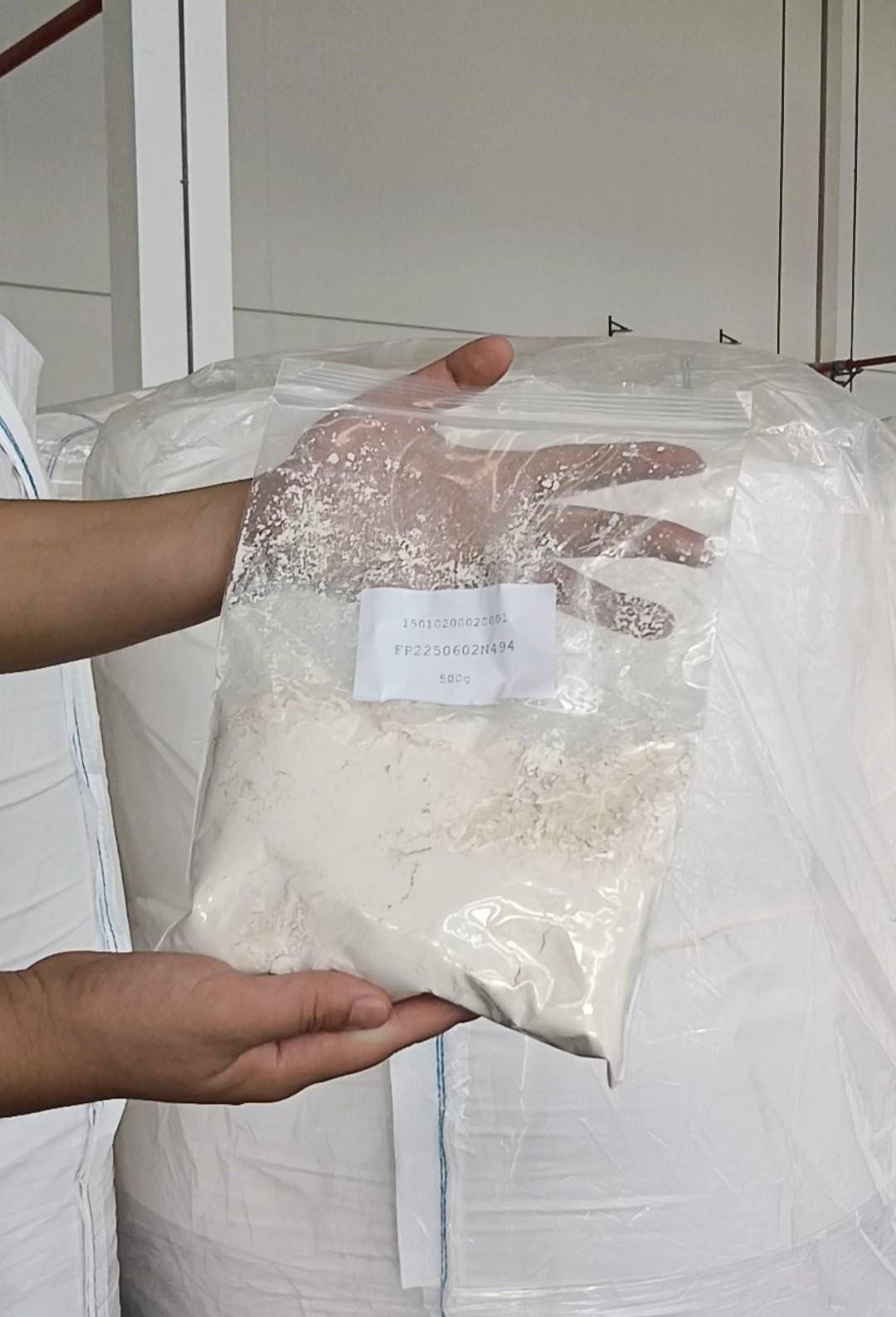 形似面粉的磷酸铁粉体。（湖北日报全媒记者 刘路 实习生 刘湘韵 摄）.jpg