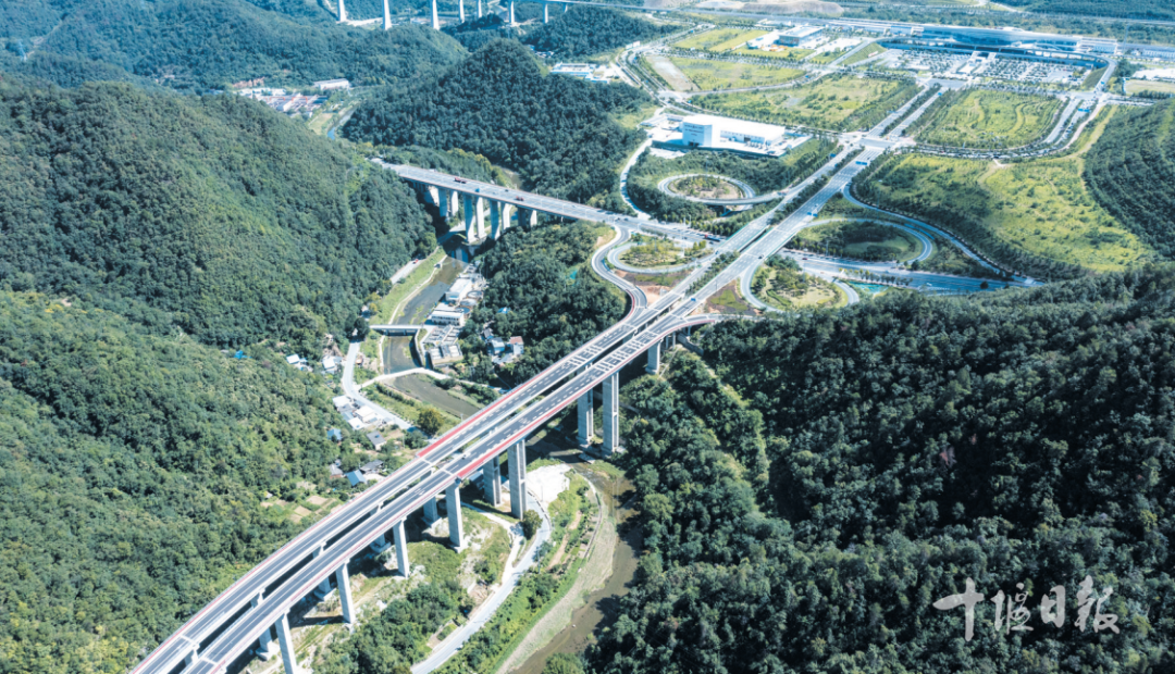9月1日，由十堰交投集团投资建设、中交二航局承建的十堰五衢大道（双高路）建成通车。.png