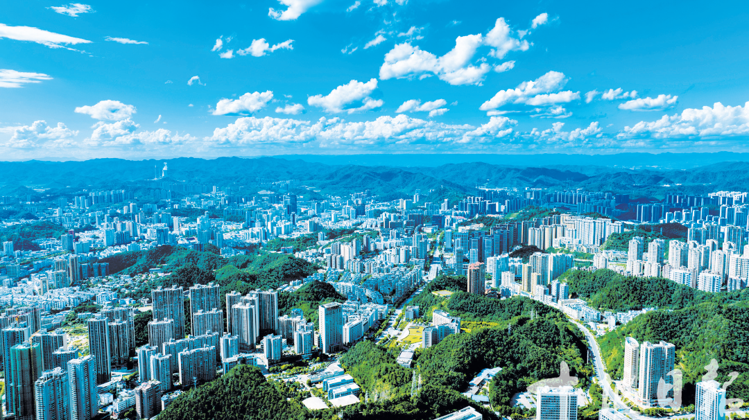 十堰城区高楼林立、群山环绕。记者刘昆摄.png