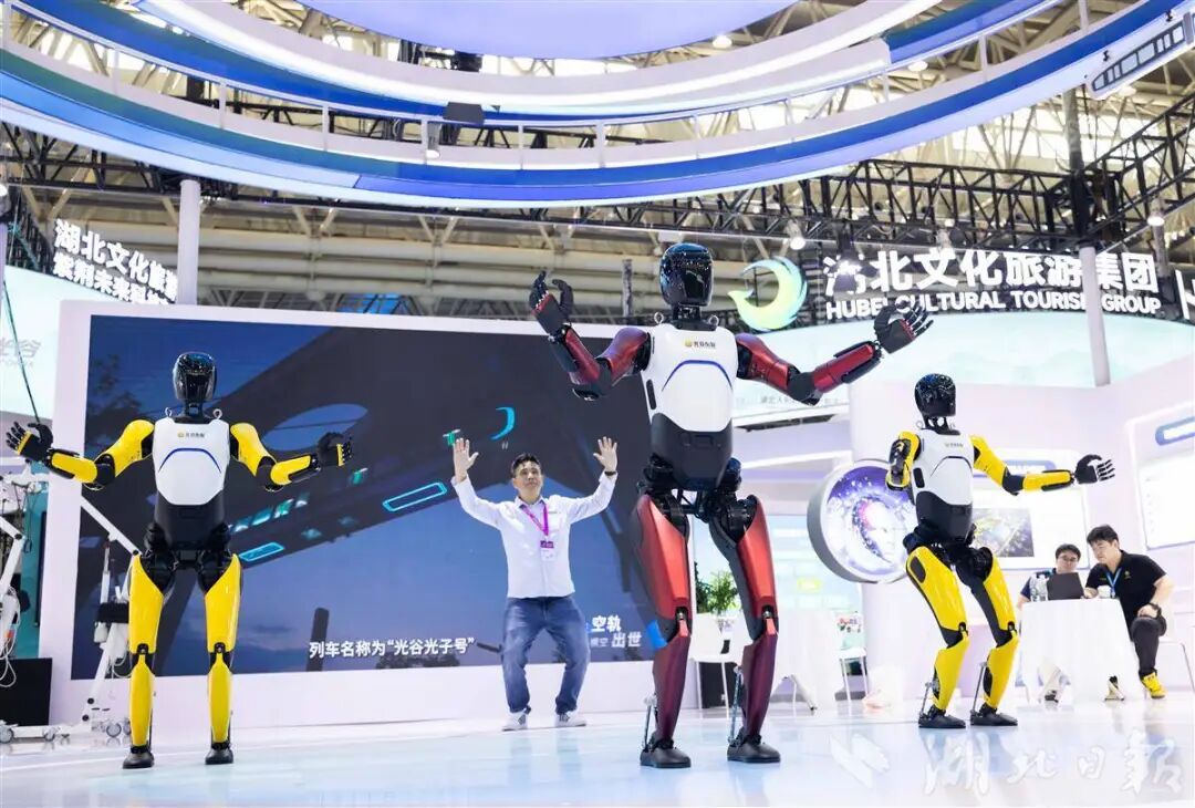 光谷东智人形机器人展示打太极。（湖北日报全媒记者 薛婷 摄）.jpg