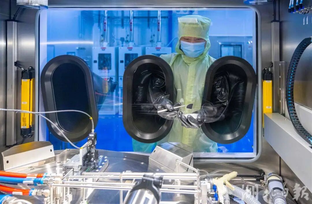 武汉光谷量子技术有限公司无尘车间内，技术人员进行量子芯片测试。（湖北日报全媒记者 薛婷 摄）.jpg