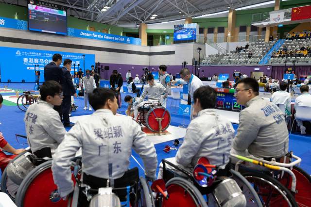 在男子佩剑团体失利后，最后下剑台的吴安迪（中）与队友们显得有些失落。