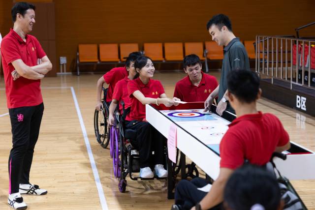 在广州市残疾人体育运动中心的中秋联欢会上，队员们共同玩起了桌游。