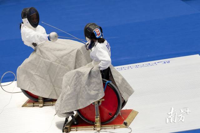 第二个比赛日，女子重剑C级个人金牌赛中上演“广东德比”，最终刘嘉慧（右）战胜队友严巧芸（左）夺金。  