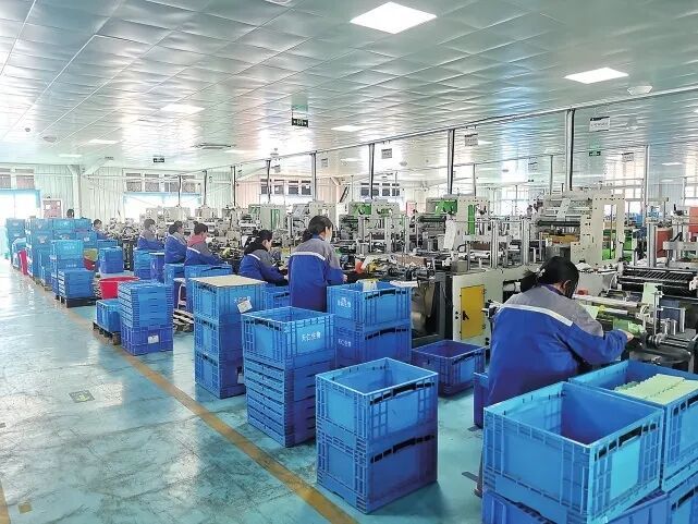 龙都天仁的工人在生产可降解塑料。图/河南省人民政府官网