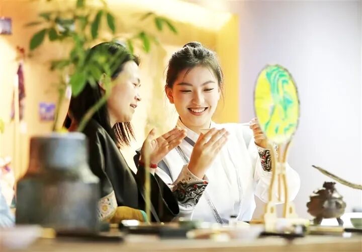 “无界青年”空间里讲解    皮影文创工艺品制作技巧