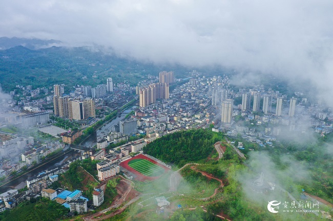 青山环抱 贡水如画.jpg