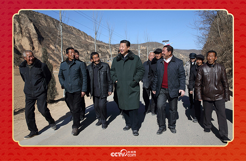 2015年春节前夕,习近平总书记回到陕西延安梁家河村看望乡亲。