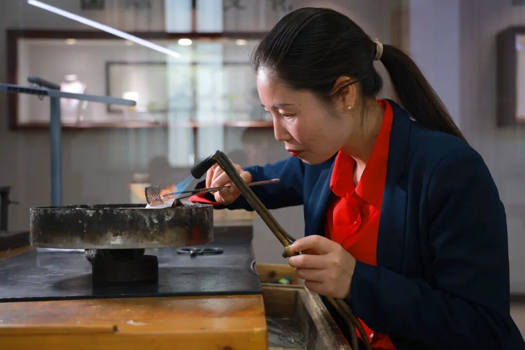 伟德bv1946官网-03毫米的极致 一个女工与大国的匠心——记全国五一劳动奖章